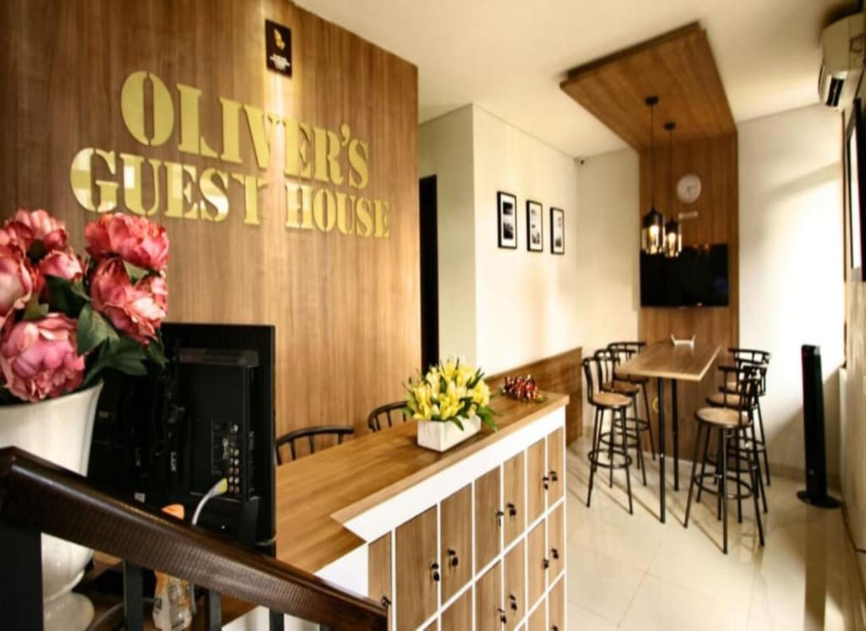 Oliver'S Guest House Tangerang Esterno foto