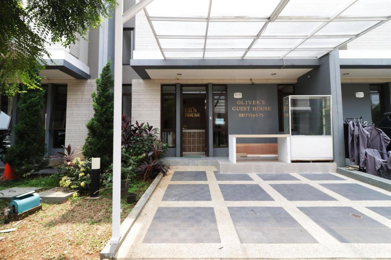 Oliver'S Guest House Tangerang Esterno foto