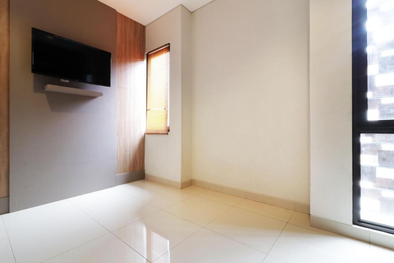 Oliver'S Guest House Tangerang Esterno foto